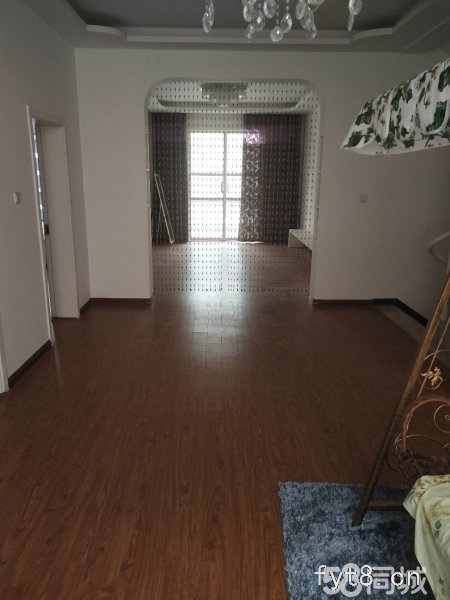 冷寨别墅,上下三层,一楼有院,三楼有平台